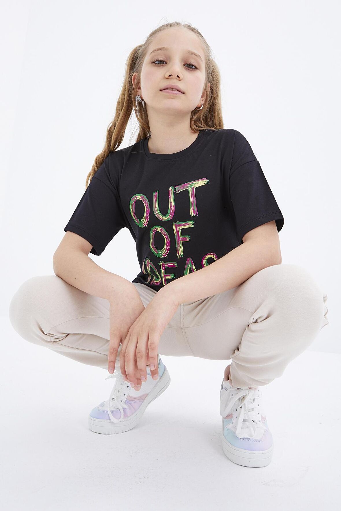 Siyah Oversize Yazı Baskılı O Yaka Düşük Omuz Kız Çocuk T-Shirt  - 75028 | 7-8 Yaş