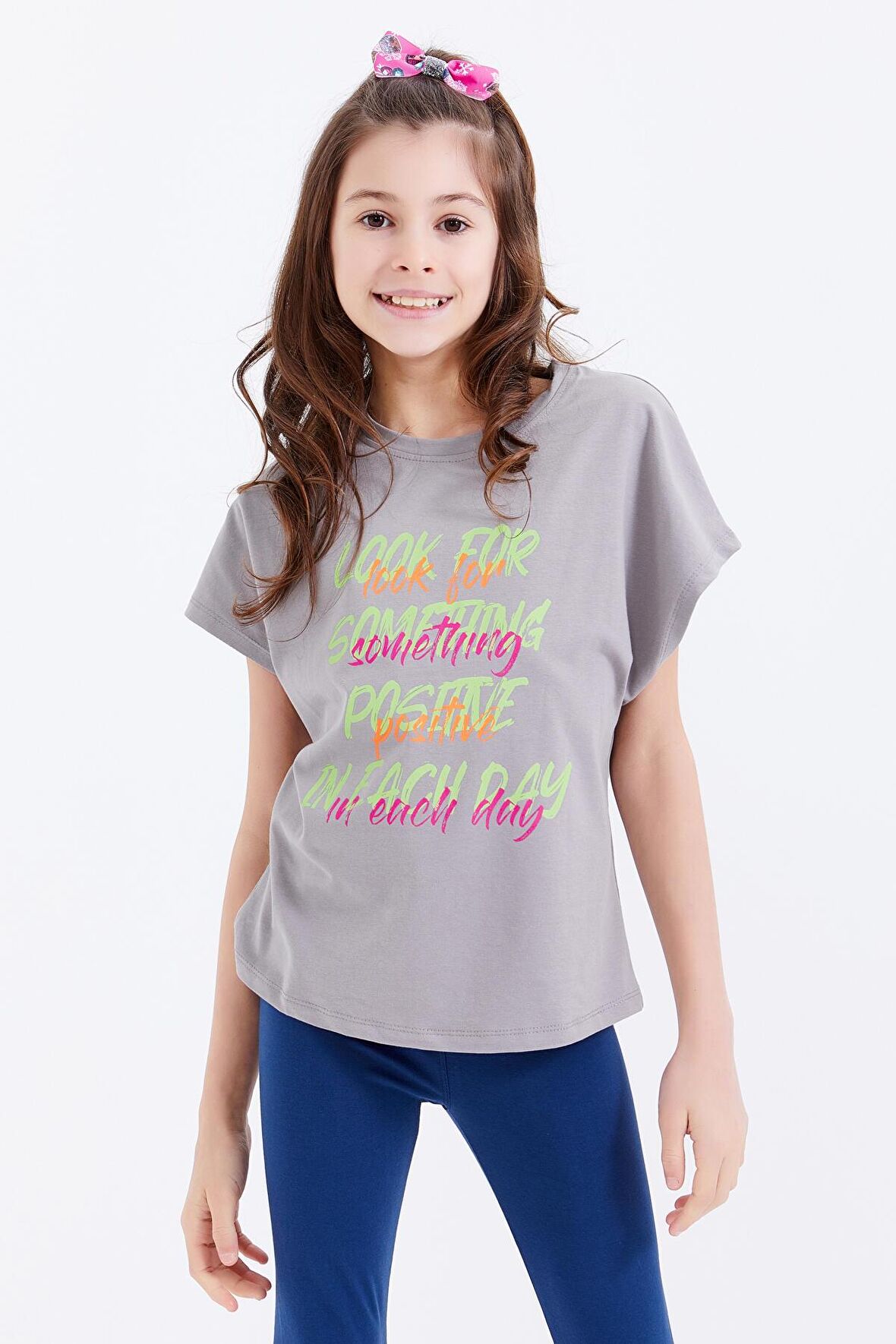 Gri Oversize Renkli Yazı Baskılı O Yaka Kız Çocuk T-Shirt - 75029 | 9-10 Yaş