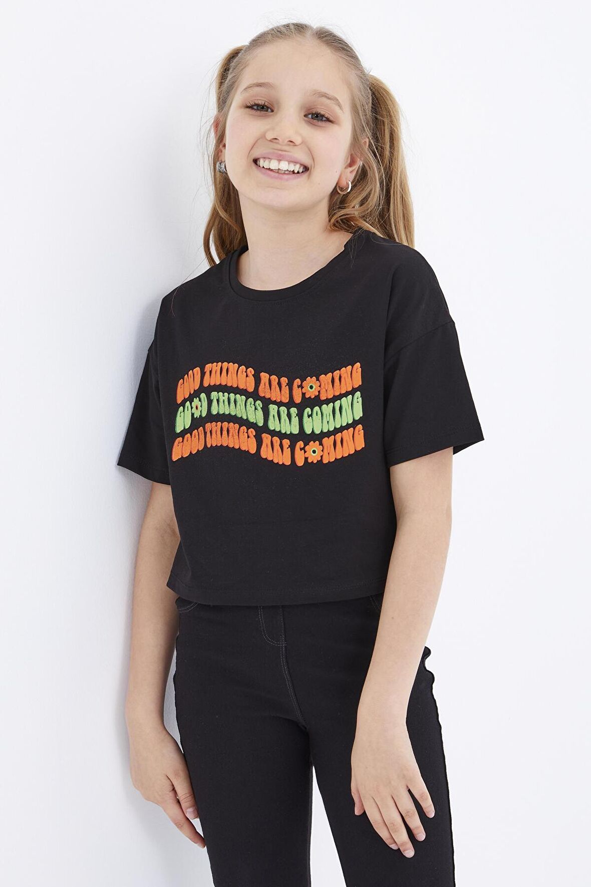 Siyah Oversize Renkli Yazı Baskılı Düşük Omuz O Yaka Kız Çocuk Crop T-Shirt  - 75038 | 10-11 Yaş