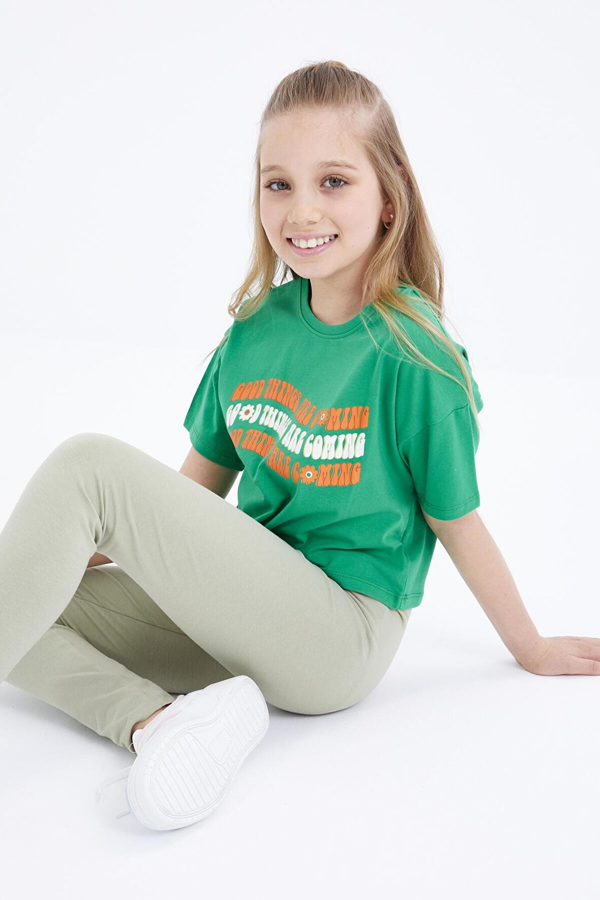 Yeşil Oversize Renkli Yazı Baskılı Düşük Omuz O Yaka Kız Çocuk Crop T-Shirt  - 75038 | 14-15 Yaş