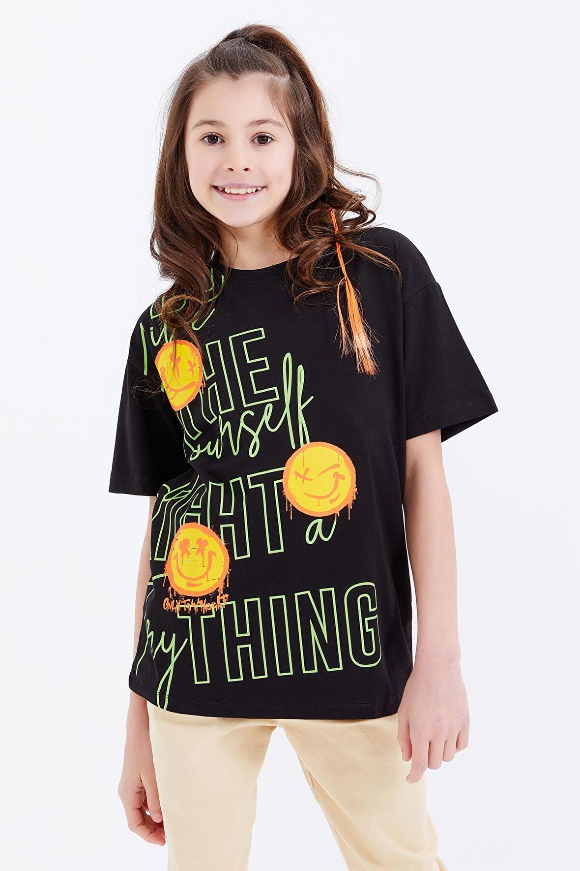 Siyah Oversize Emoji Baskılı O Yaka Düşük Omuz Kız Çocuk T-Shirt  - 75042 | 7-8 Yaş