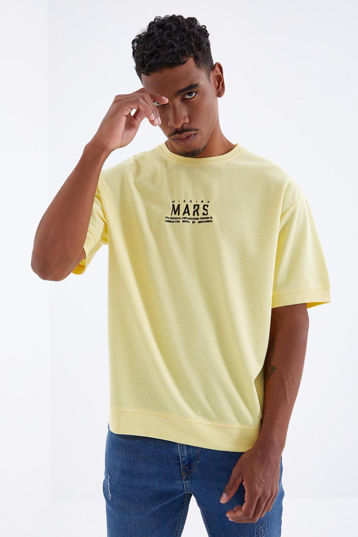 Sarı Mars Yazı Nakışlı O Yaka Erkek Oversize T-Shirt   - 88104 | XXL