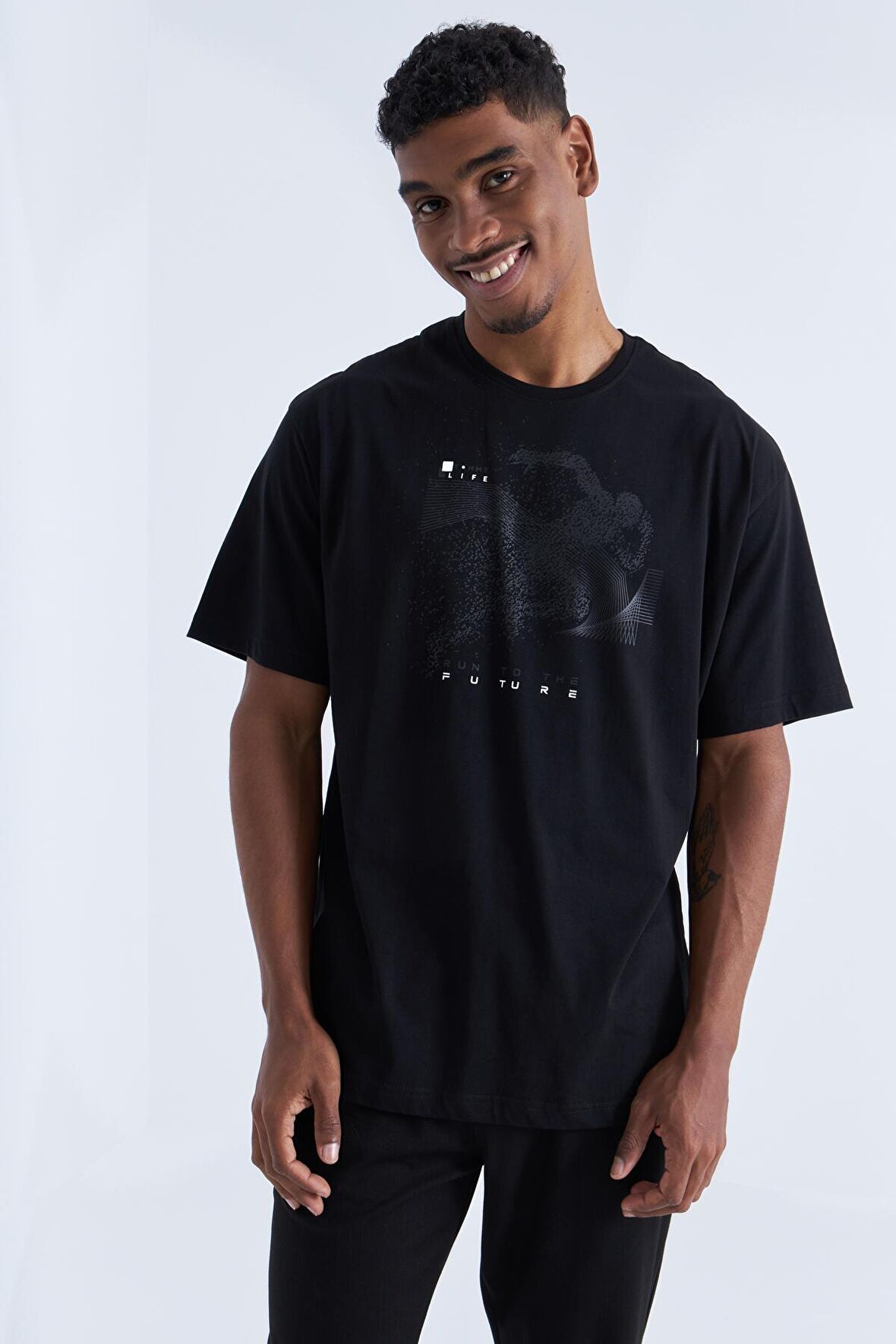 Siyah Baskı Detaylı O Yaka Erkek Oversize T-Shirt  - 88093 | S