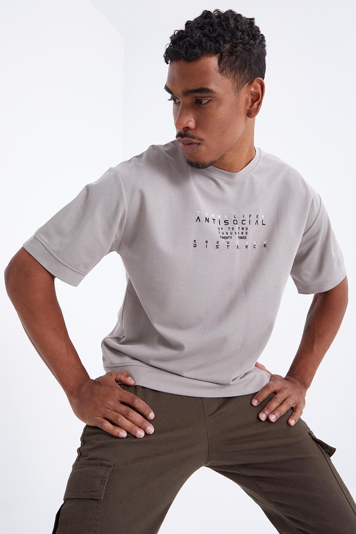 Koyu Bej Küçük Yazı Nakışlı O Yaka Erkek Oversize T-Shirt  - 88103 | XL