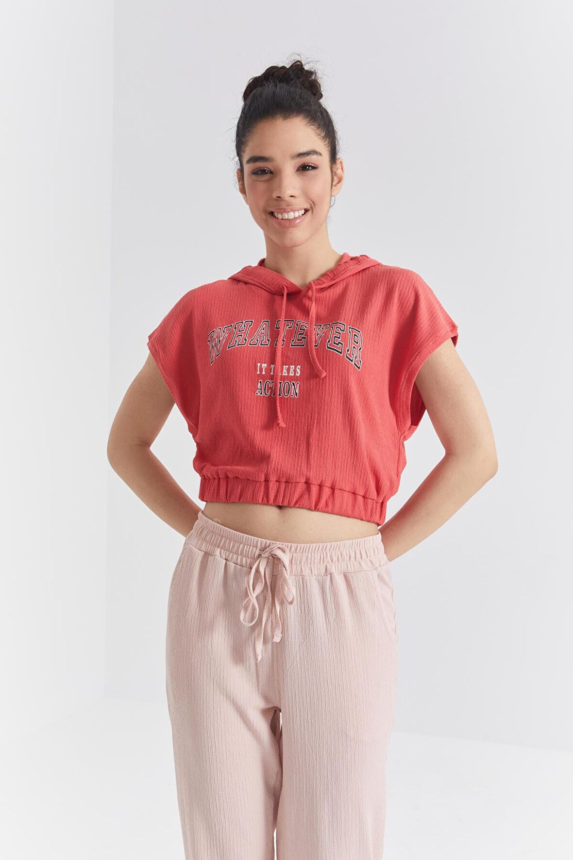 Nar Cıcegı Kapüşonlu Yazı Baskılı Beli Lastikli Bürümcük Kumaş Kadın Crop Top T-Shirt  - 97230 | XL