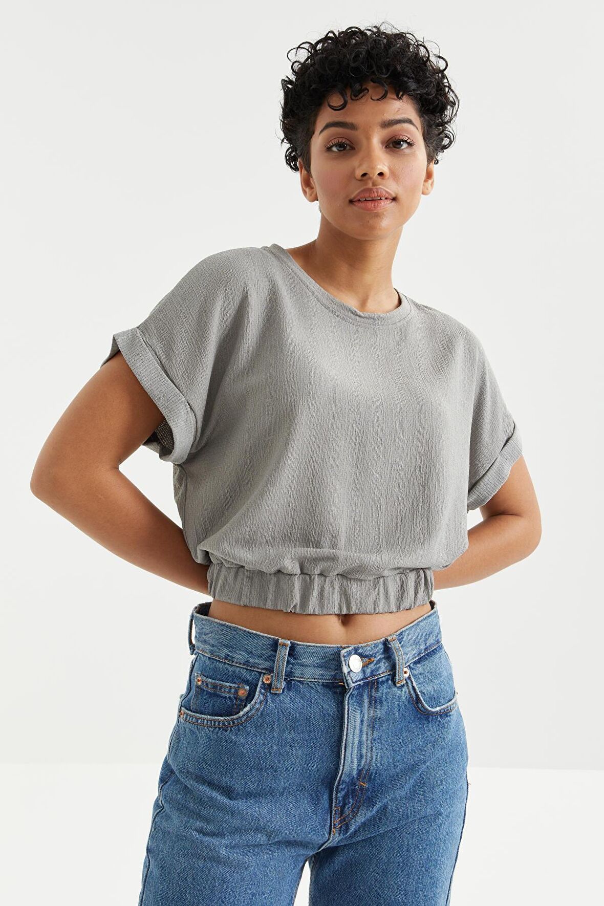 Gri Basic O Yaka Beli Lastikli Bürümcük Kumaş Kadın Crop Top T-Shirt  - 97227 | M