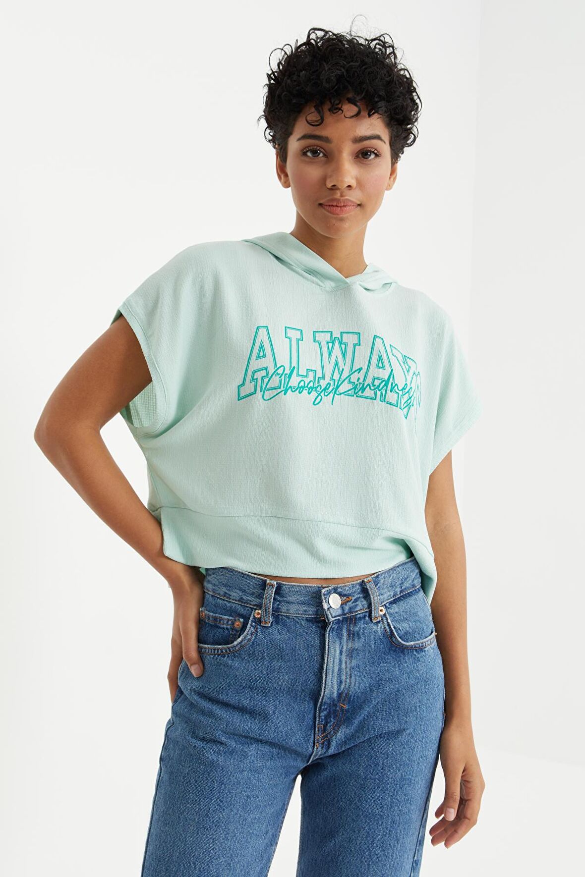 Su Yeşili Yazı Baskılı Kapüşonlu Oversize Bürümcük Kumaş Kadın Crop Top T-Shirt  - 97229 | M