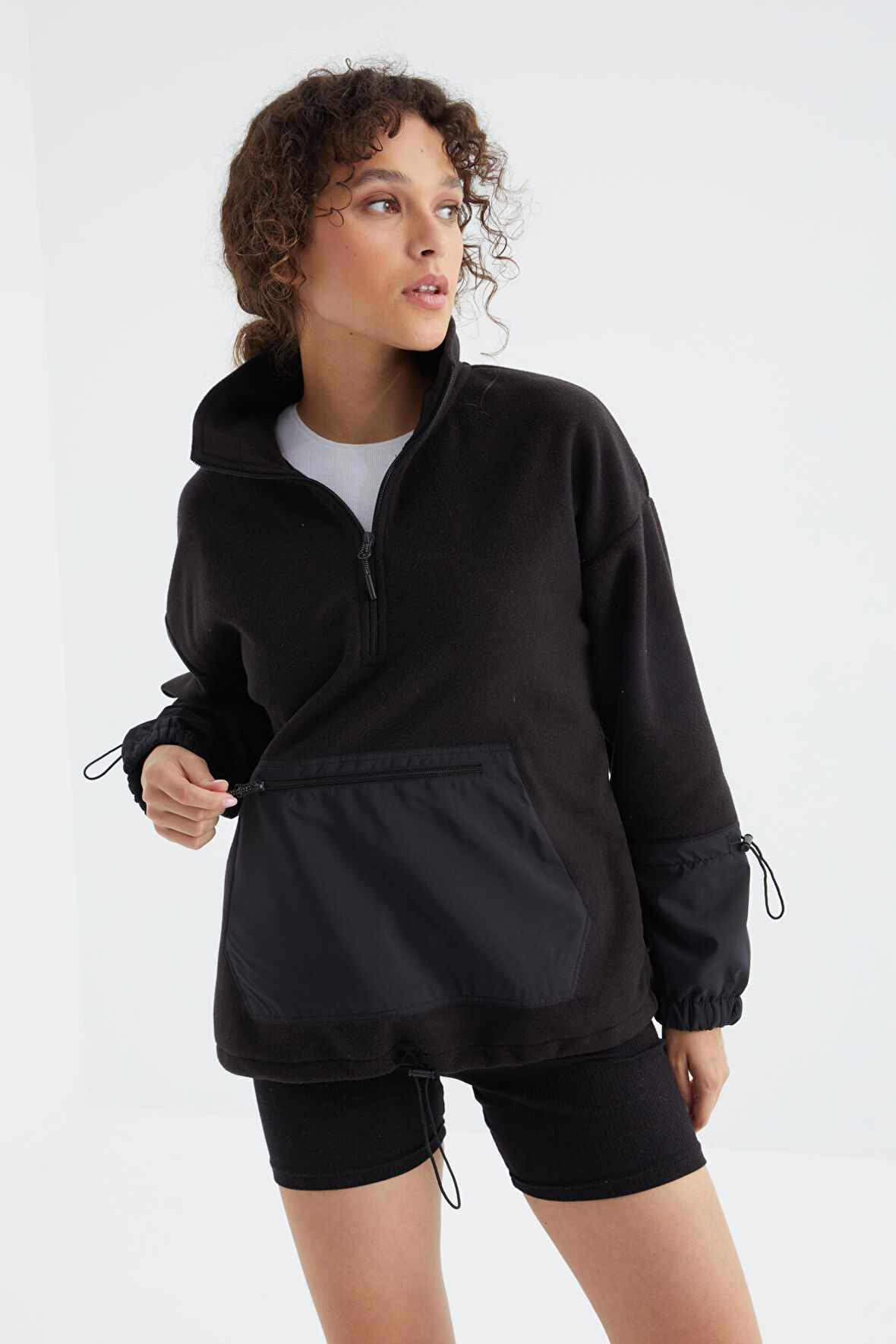 Siyah Etek Ucu Büzgülü Yarım Fermuar Kanguru Cepli Oversize Kadın Sweatshirt - 97238 | S