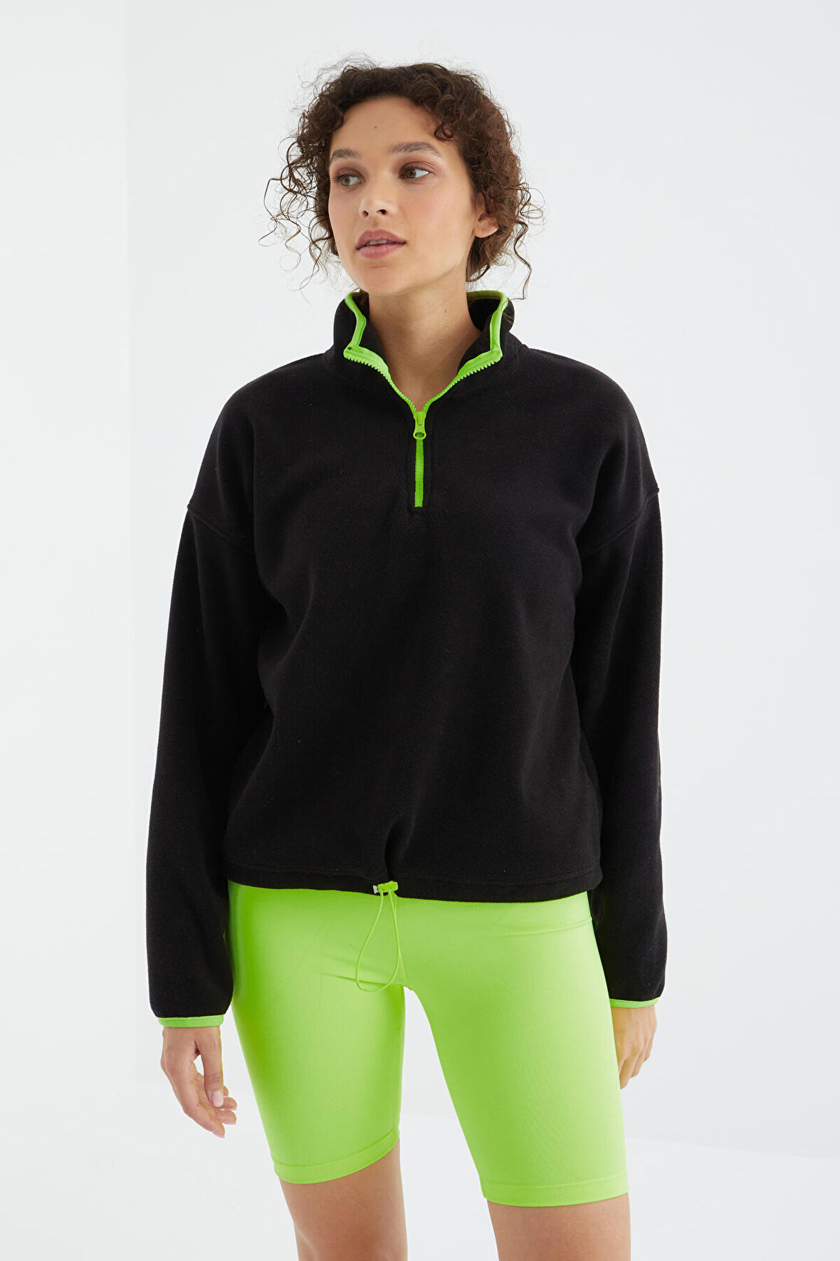 Siyah Yarım Fermuarlı Etek Ucu Büzgülü Dik Yaka Oversize Kadın Polar Sweatshirt - 97234 | M