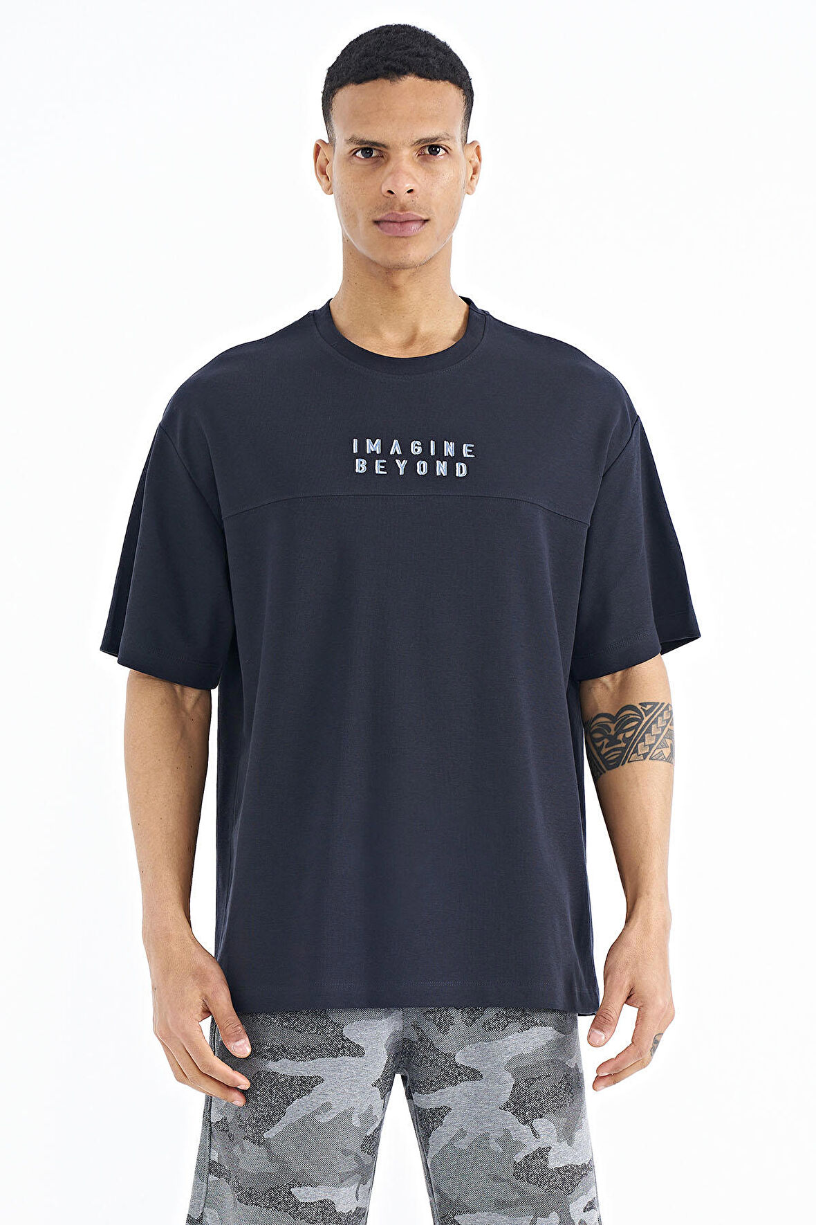 Lacivert Yazı Nakışlı Oversize O Yaka Erkek T-Shirt - 88178 | M