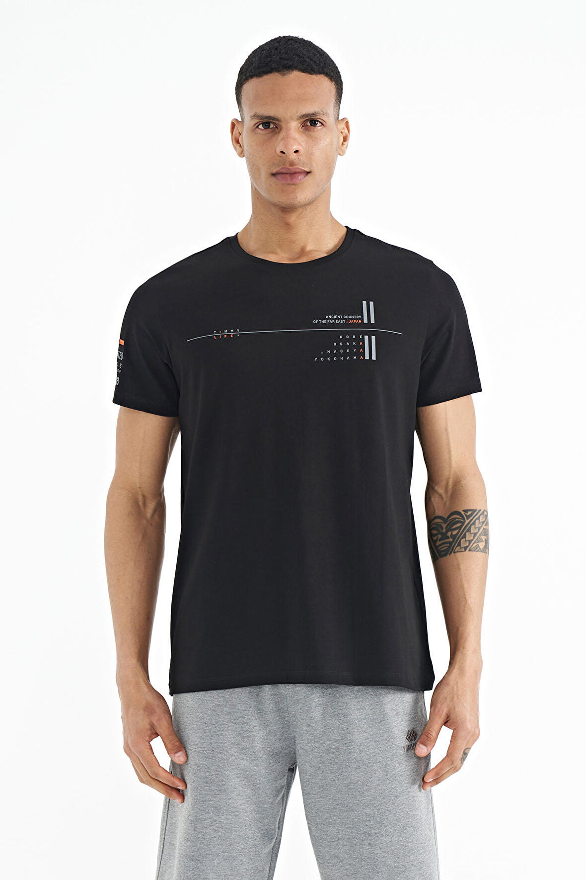 Siyah Ön Ve Kol Baskı Detaylı Standart Form O Yaka Erkek T-shirt - 88213 | L