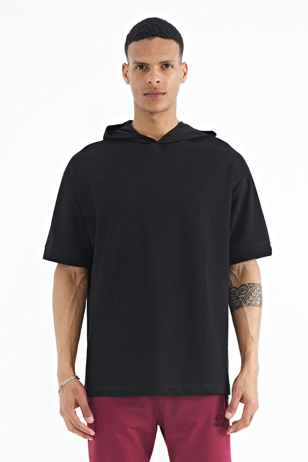 Siyah Kapüşonlu Kol Etiket Detaylı Oversize Erkek T-shirt - 88179 | S