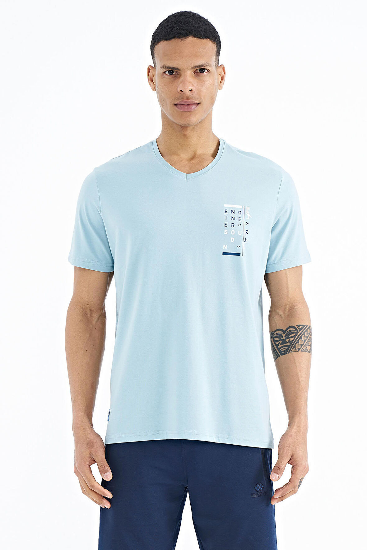 Açık Mavi Baskı Detaylı  V Yaka Standart Kalıp Erkek T-Shirt - 88186 | S