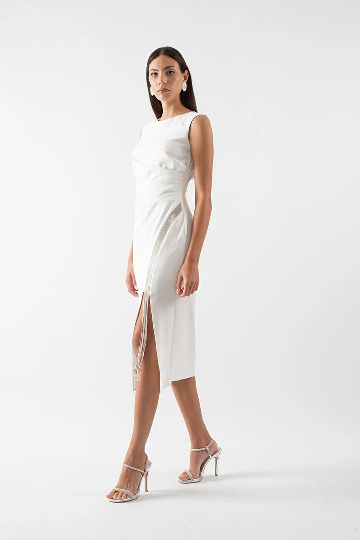 Rainwaterı Yuvarlak Yaka Kolsuz Yırtmaçlı Belden Aşağı Şerit Taş Aksesuar Detaylıı Kısa Abiye Elbise EKRU