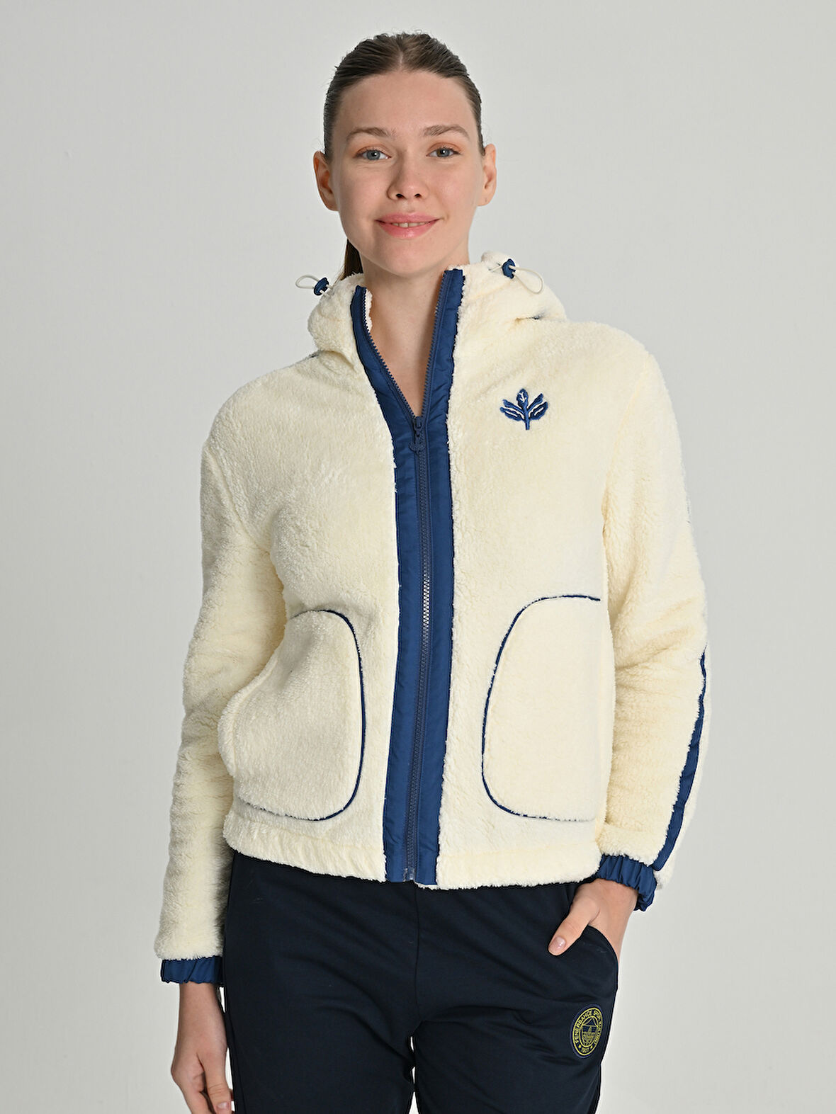 KADIN TREND KOL DETAYLI PELUŞ SWEAT