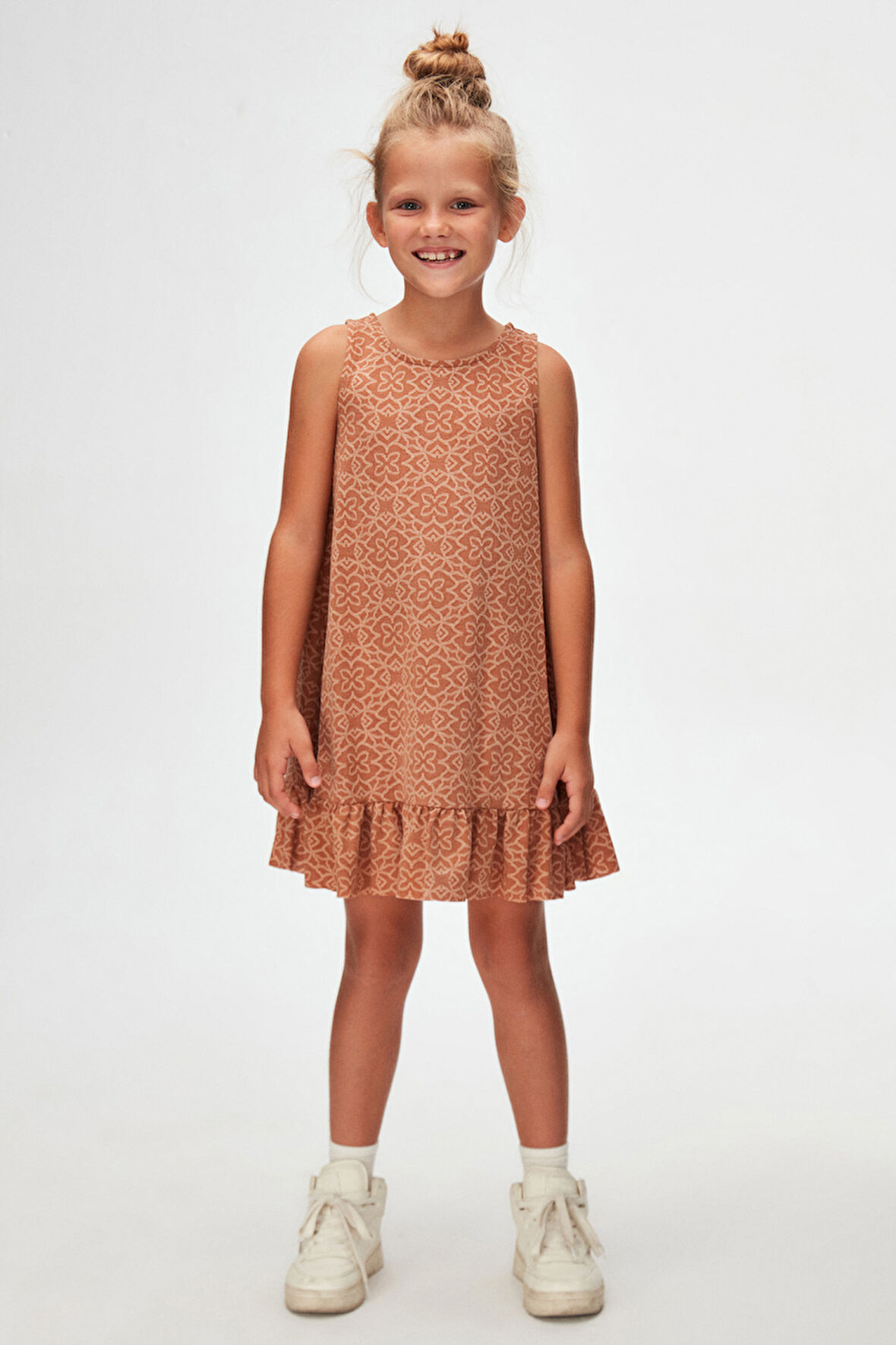 Kahverengi Yonca Desen Kız Çocuk Fırfırlı Çan Etekli Elbise