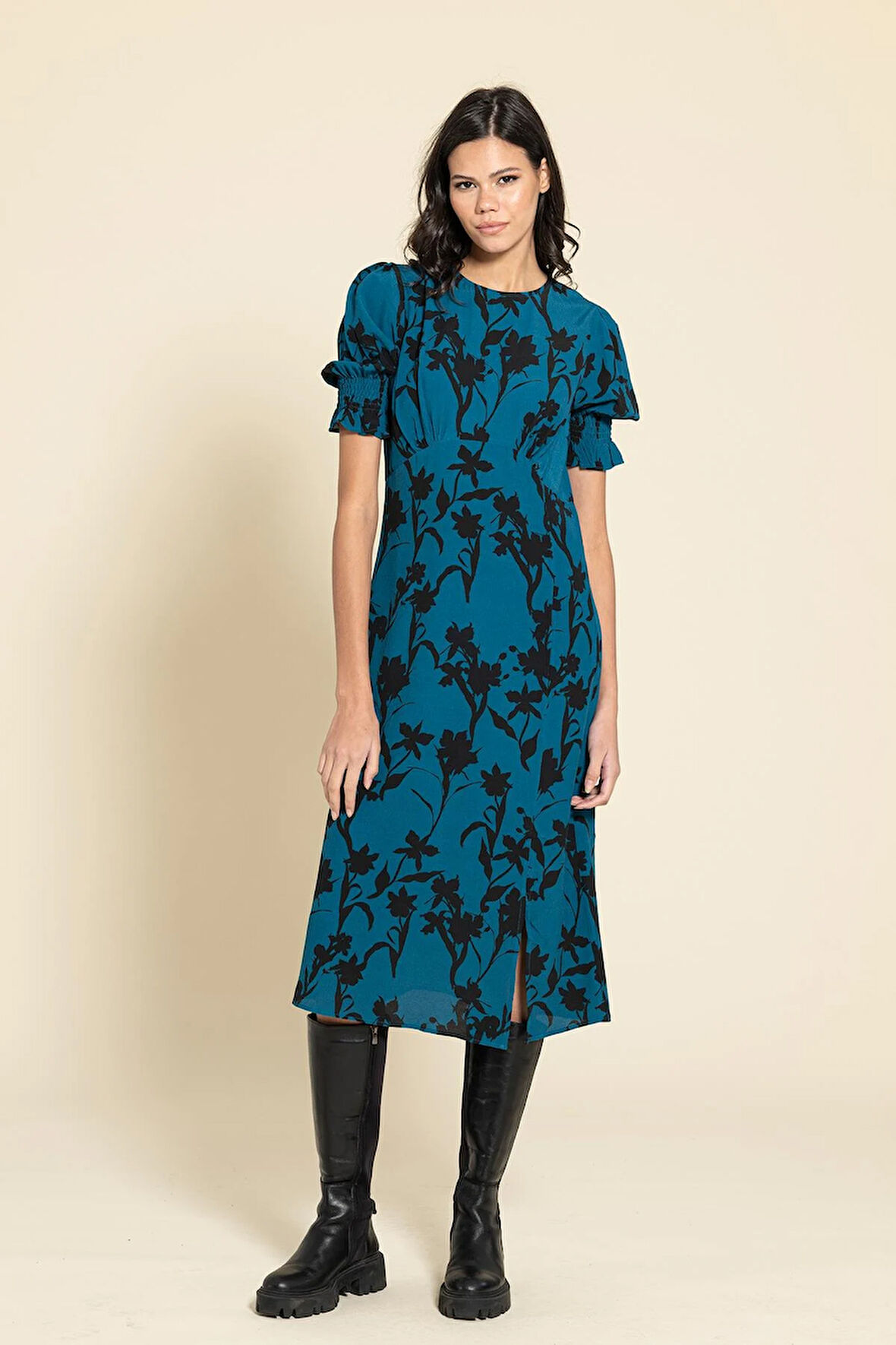 Kol Büzgülü Yırtmaçlı Çiçekli Saks Elbise