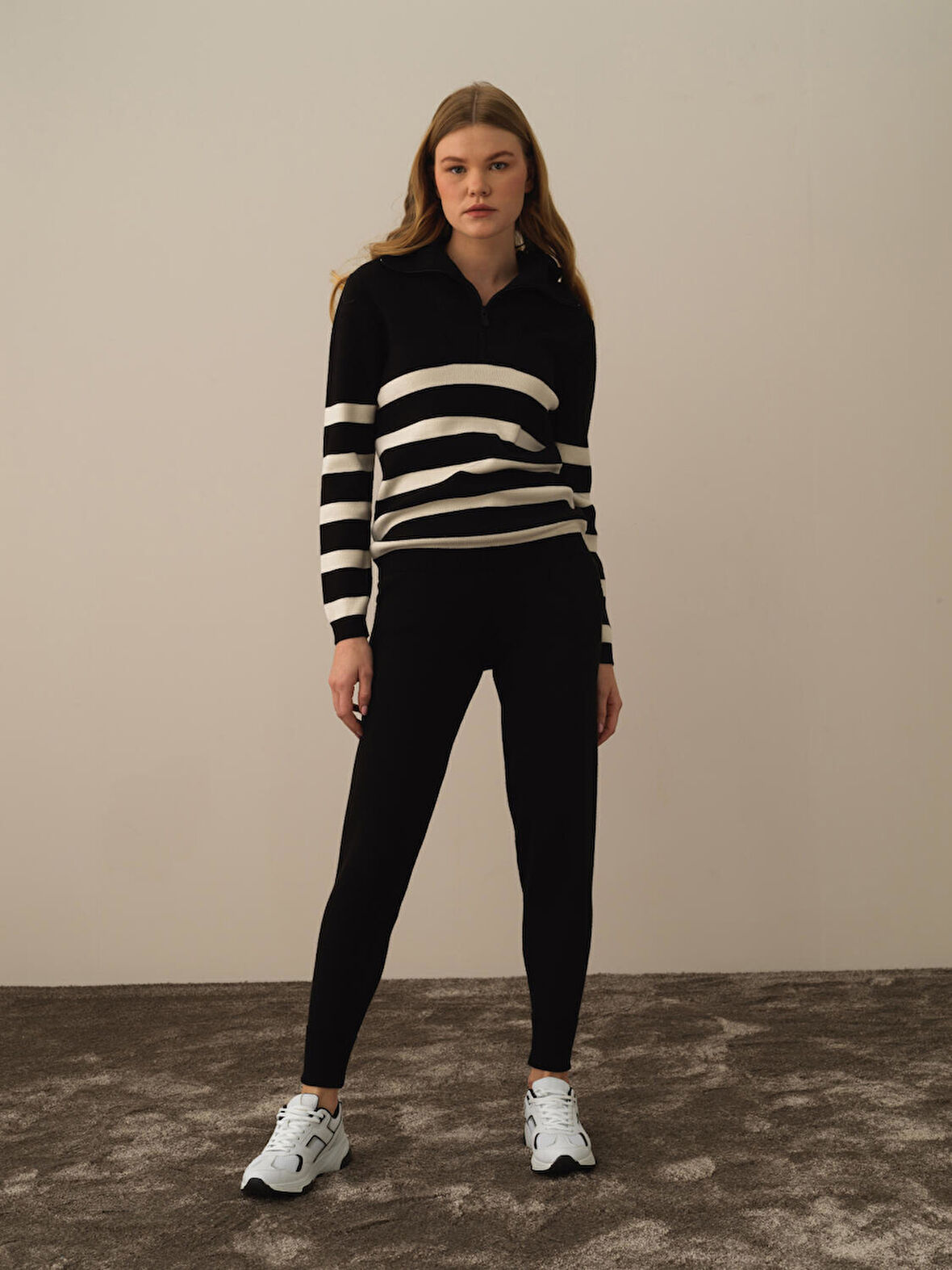 Xint Siyah Formunu Koruyan Oversize Kazak