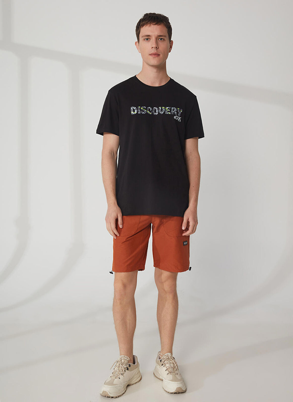 Discovery Expedition Siyah Erkek Bisiklet Yaka Kısa Kollu Relaxed Baskılı T-Shirt HOLDEN