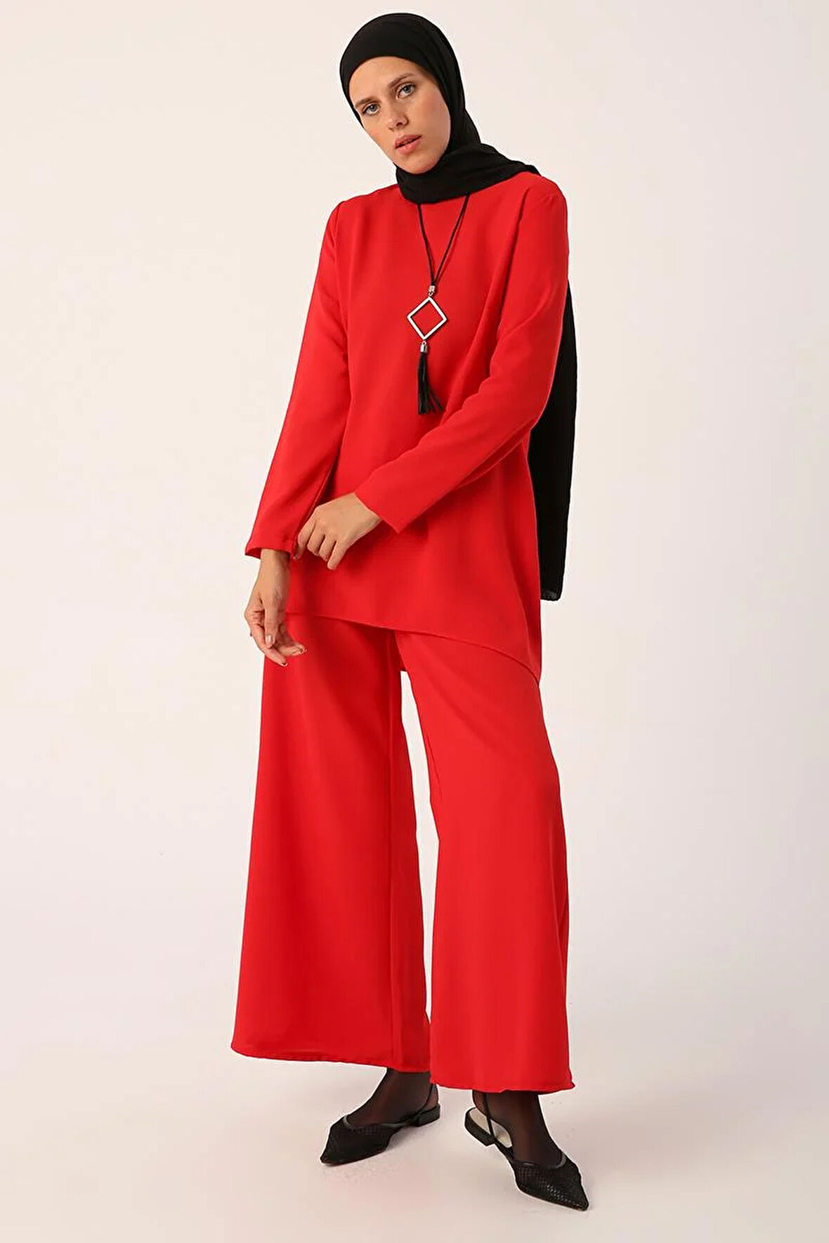 Kırmızı-Kolyeli Bol Paça Pantolonlu Tunikli Takım