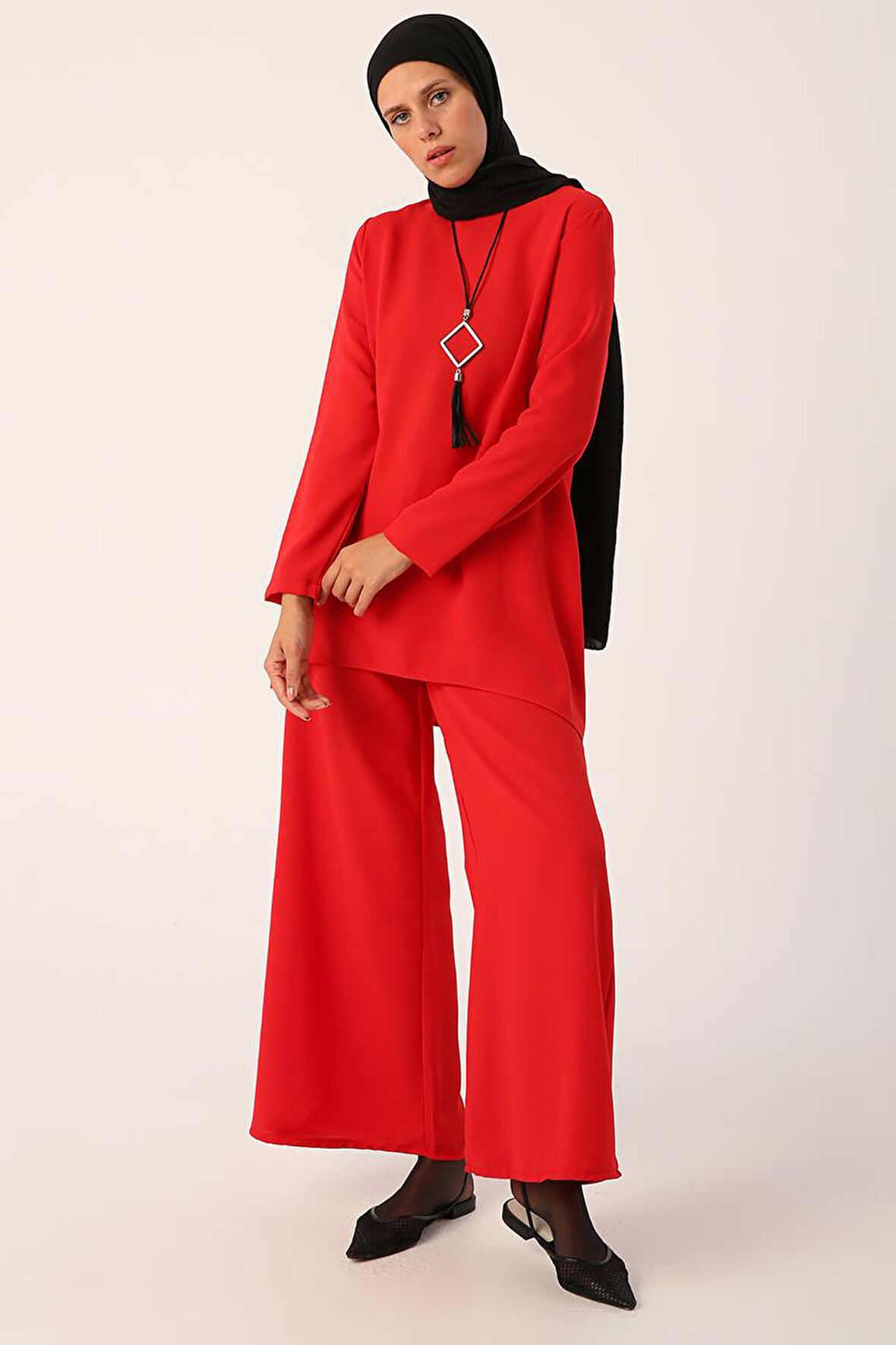 Kırmızı-Kolyeli Bol Paça Pantolonlu Tunikli Takım