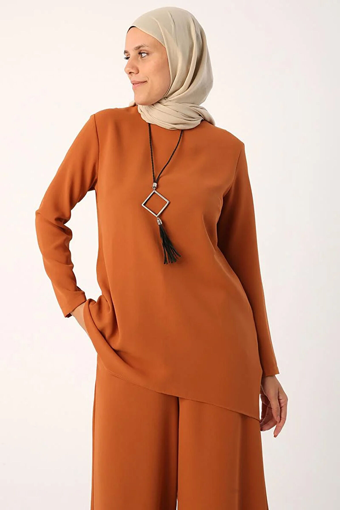 Taba-Kolyeli Bol Paça Pantolonlu Tunikli Takım