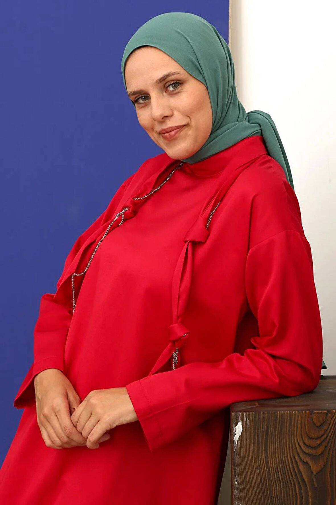 Kırmızı-Yakası Düğümlü Zincirli Uzun Tunik