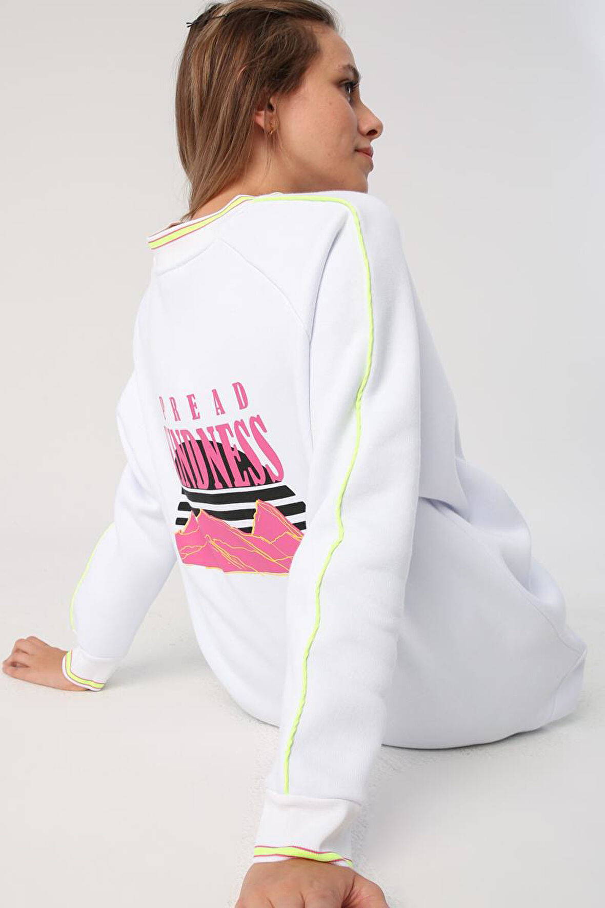 Beyaz-Oversize Neon Detaylı Arkası Baskılı Şardonlu Sweatshirt
