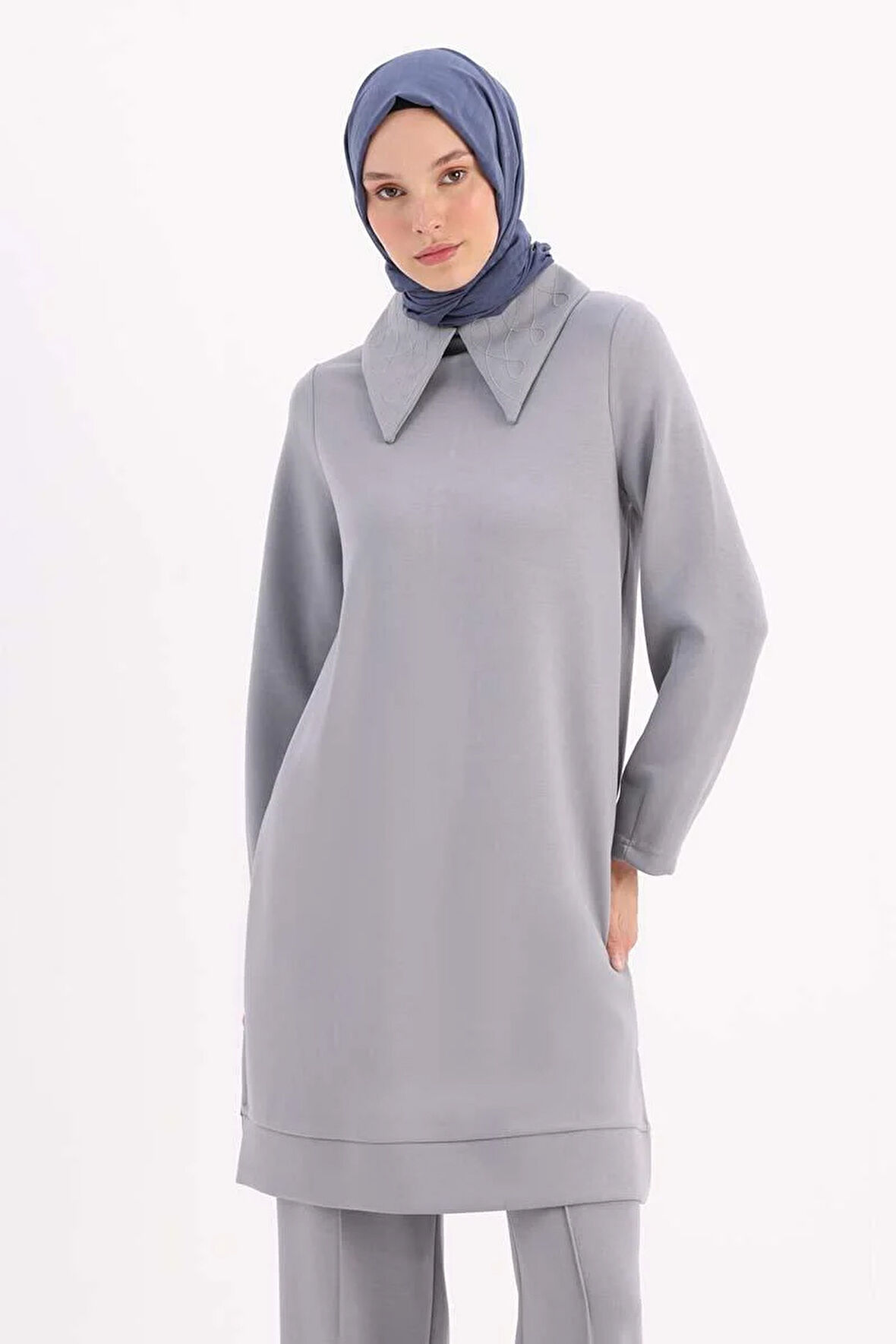 Gri-Yakası Zincir Nakışlı Tunik