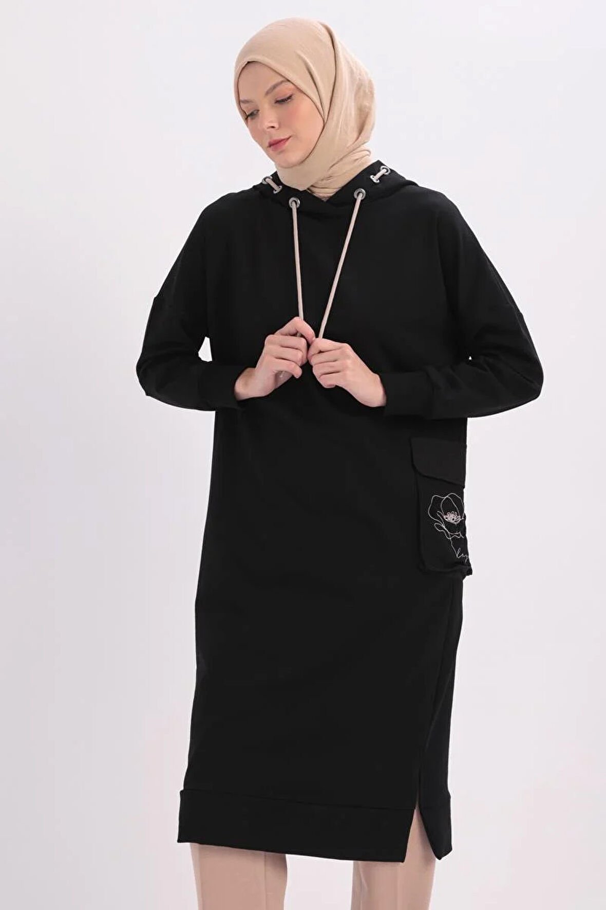 Siyah-CEBİ NAKIŞLI KAPŞONLU SWEAT TUNİK