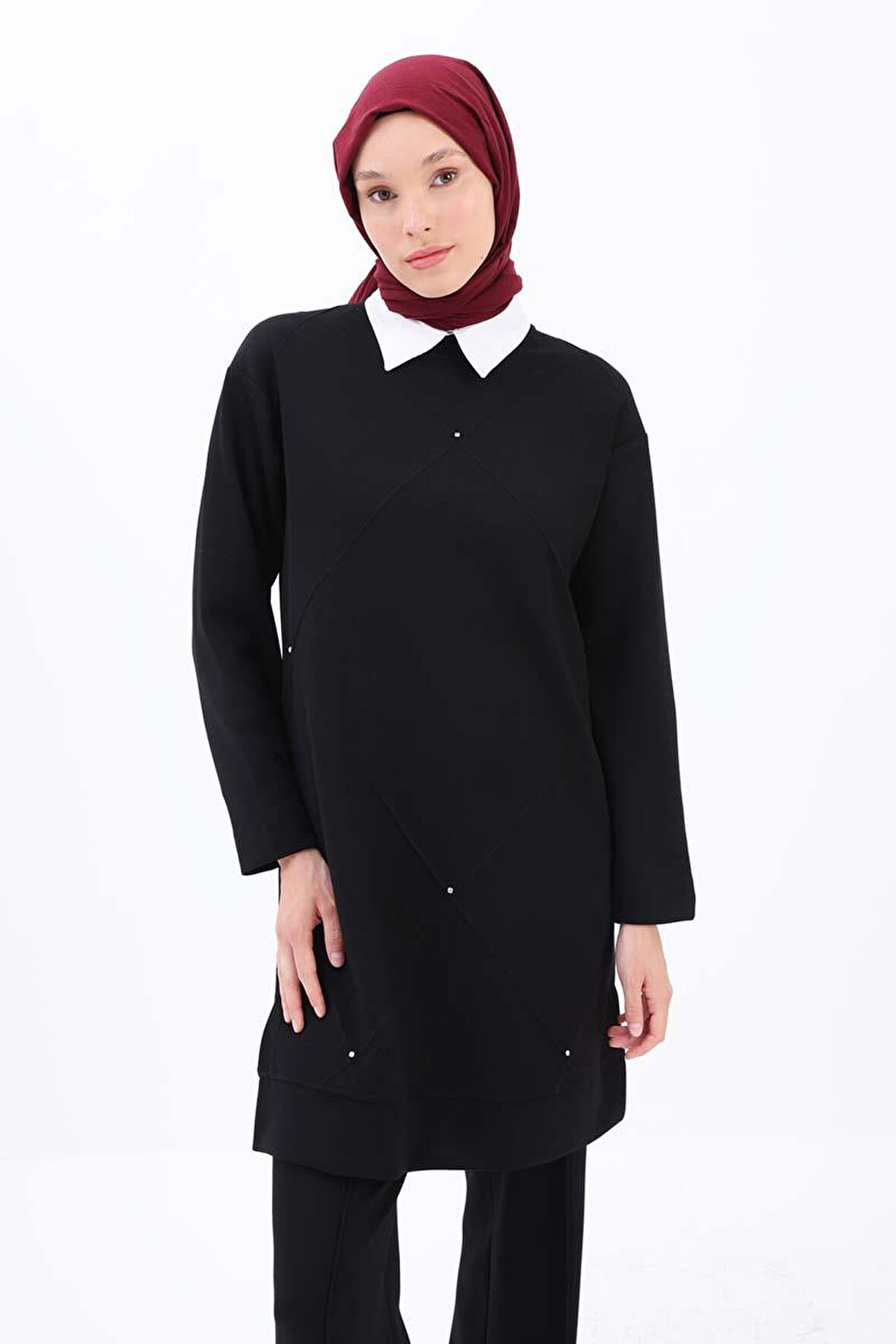 Siyah-Taşlı Geometrik Çima Detaylı Tunik