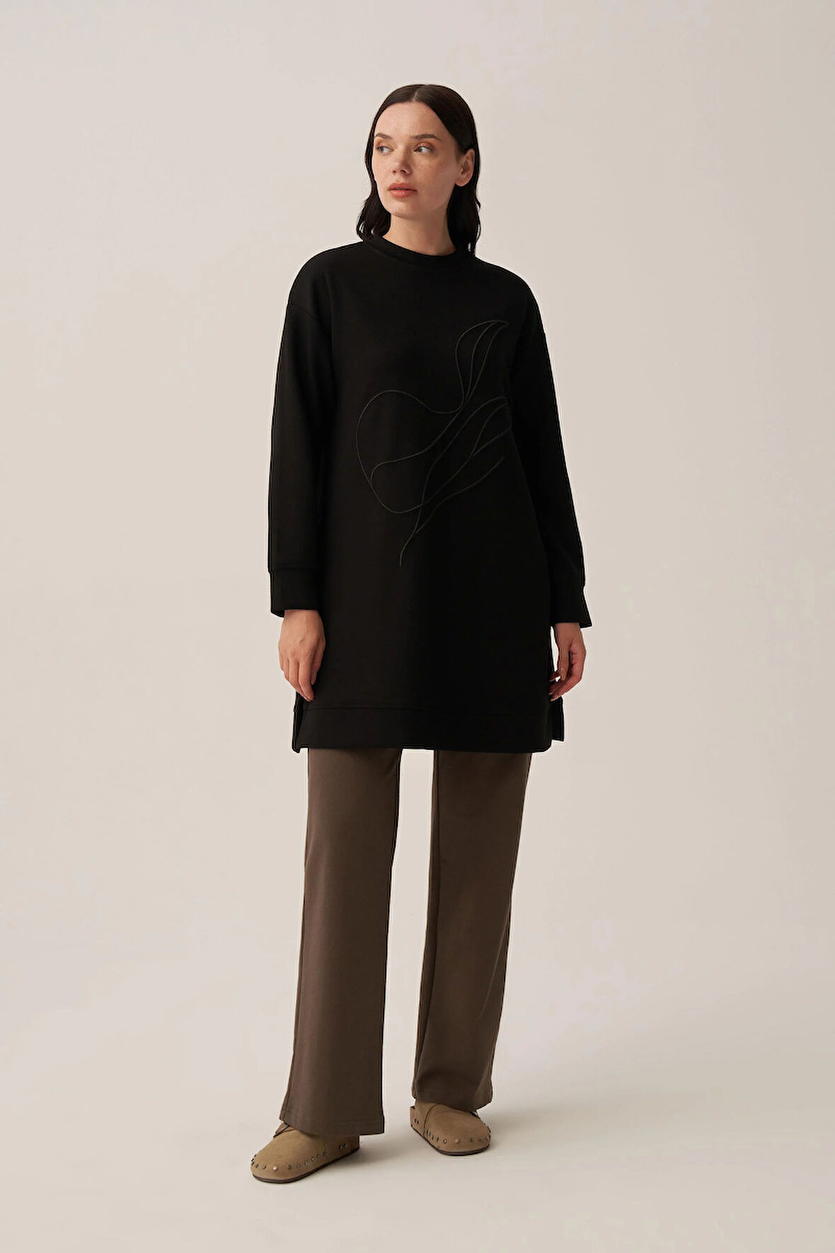 Siyah-Yumuşak Dokulu Nakışlı Sweatshirt