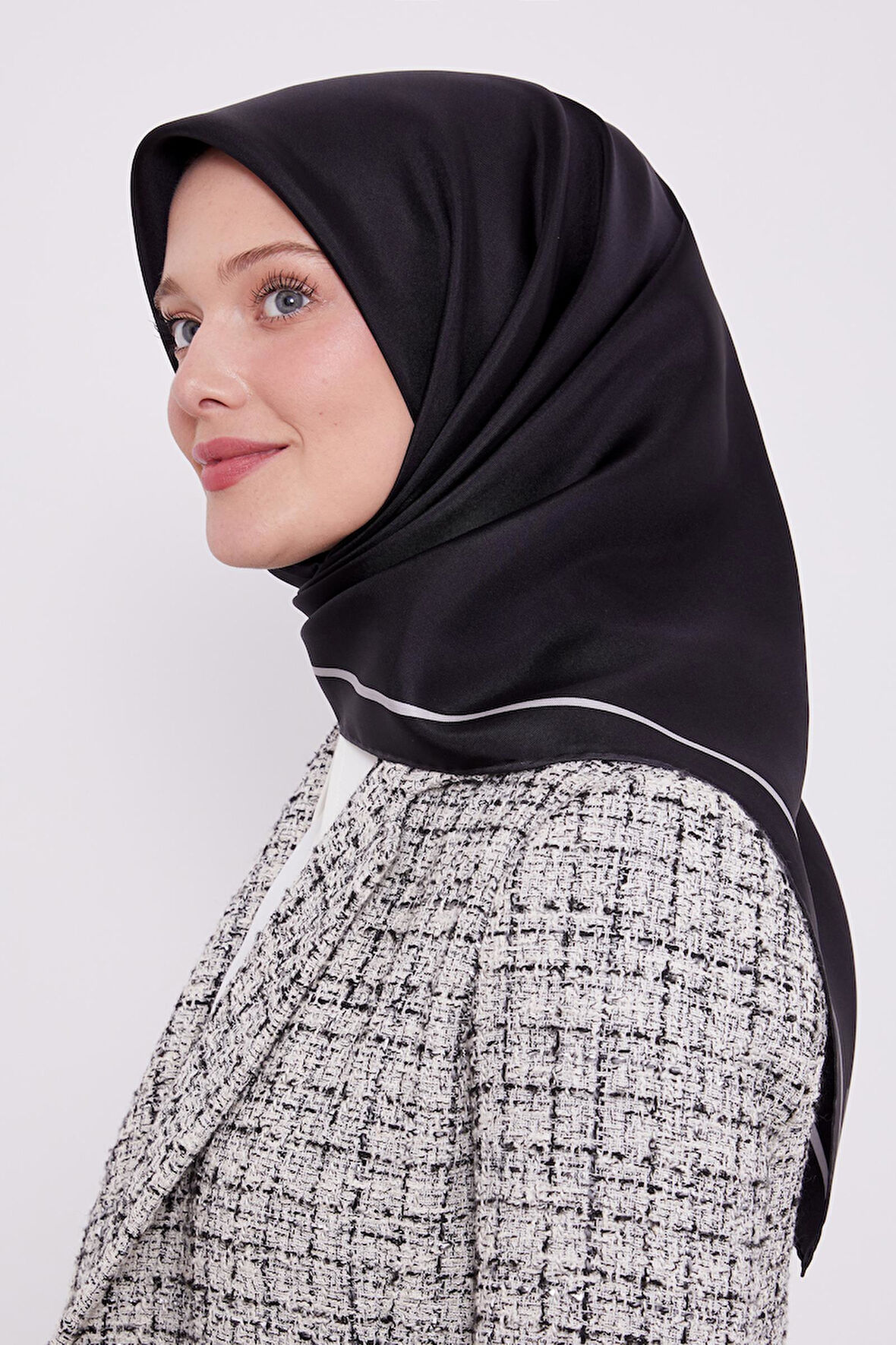 Siyah Şerit Çizgi Twill İpek Eşarp