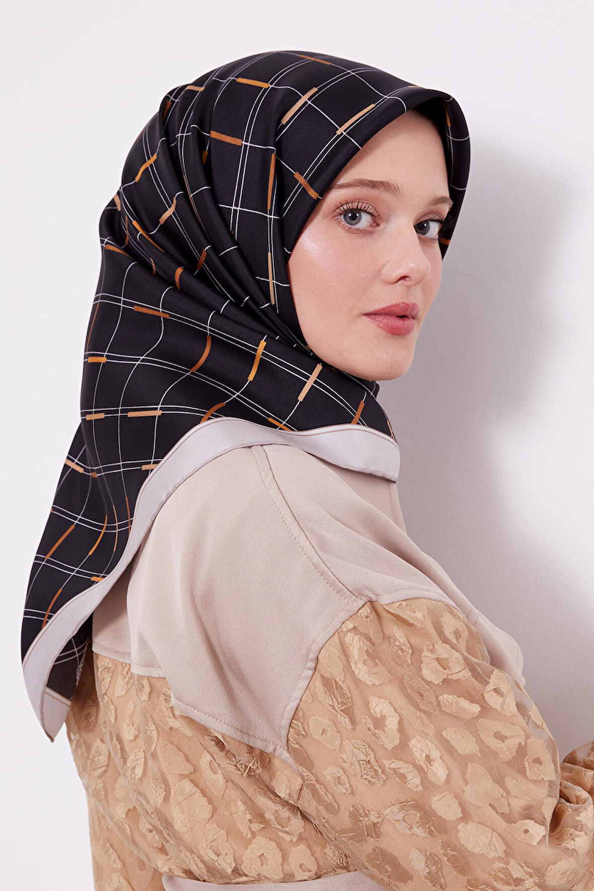 Siyah Üçgen Desen Twill İpek Eşarp