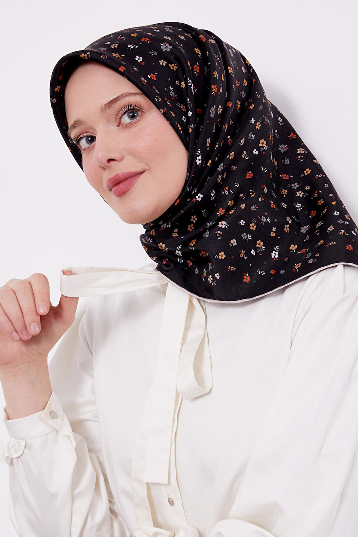 Siyah Mine Çiçeği Twill İpek Eşarp