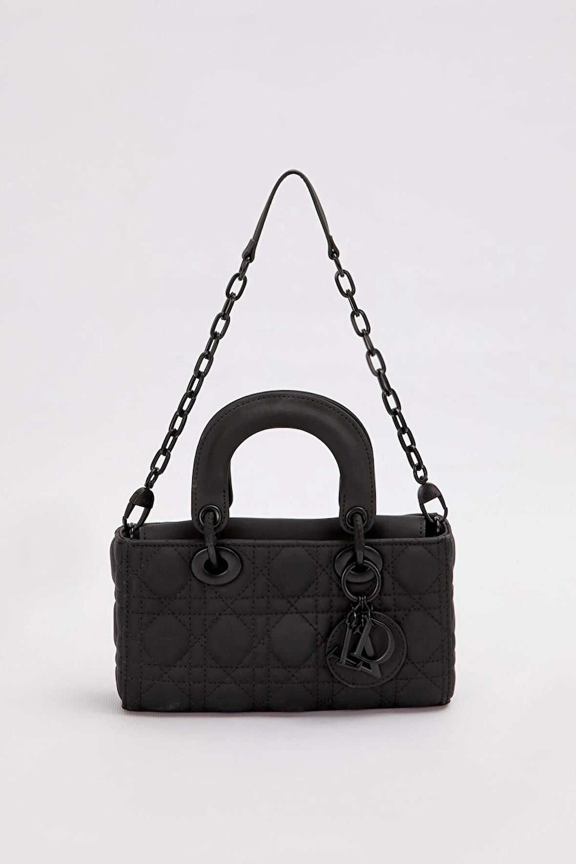 Siyah Zincir Aksesuarlı Kapitone El Çantası