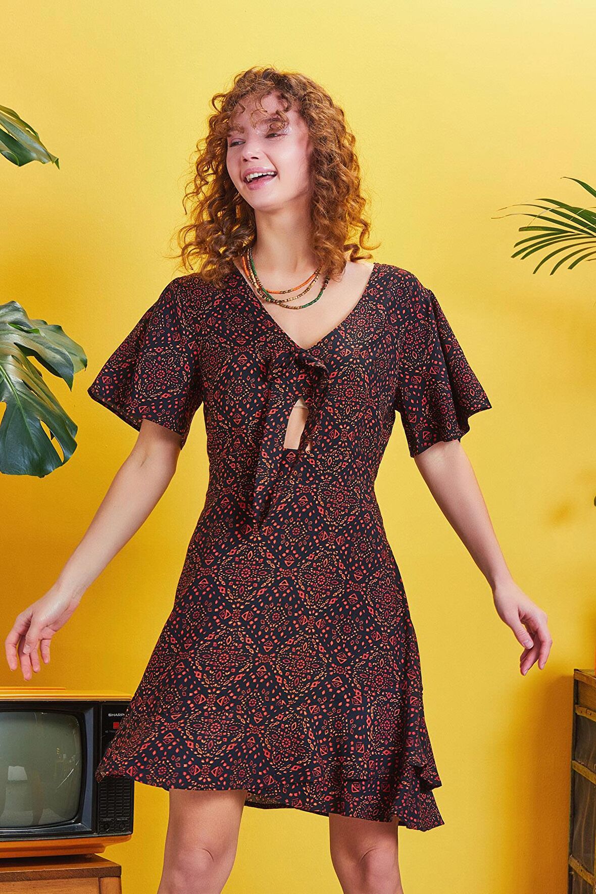 Pencere Detay Bağlamalı V Yaka Bohem Mini Elbise