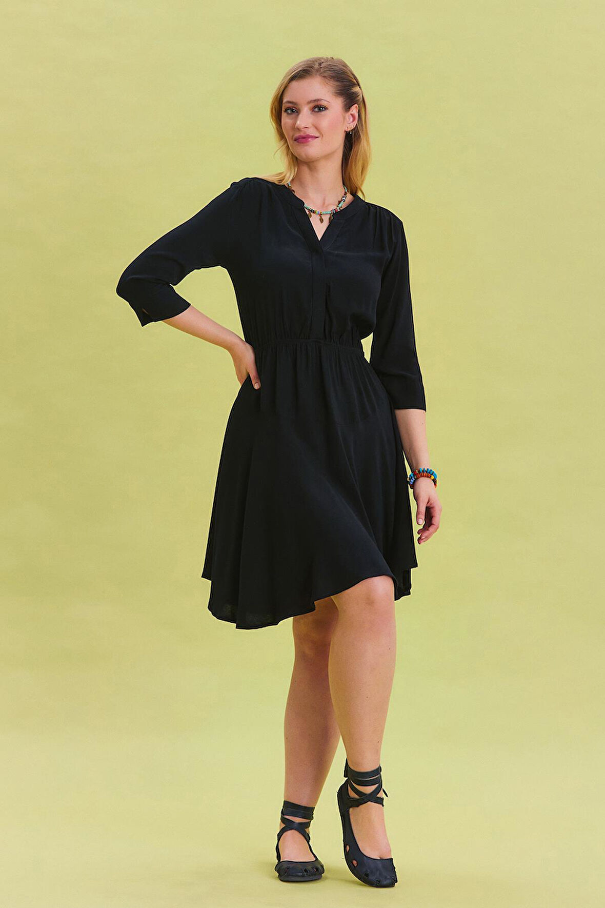 Hakim Yaka Düğme Detaylı Midi Elbise