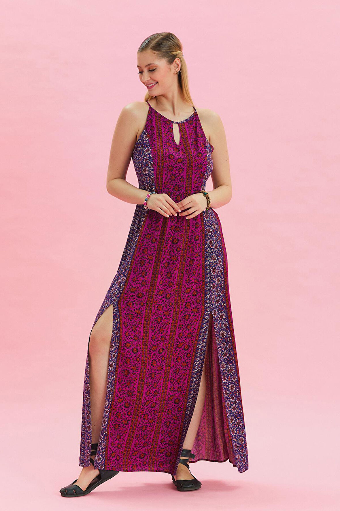 Dekolteli Ön Yırtmaçlı Elbise