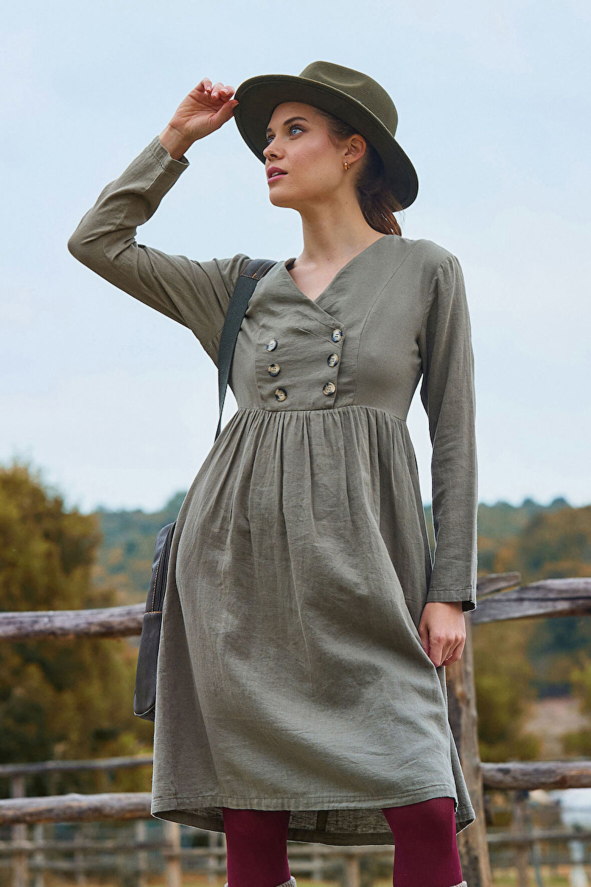 V Yaka Düğme Detaylı Fermuar Kapamalı Uzun Kollu Elbise