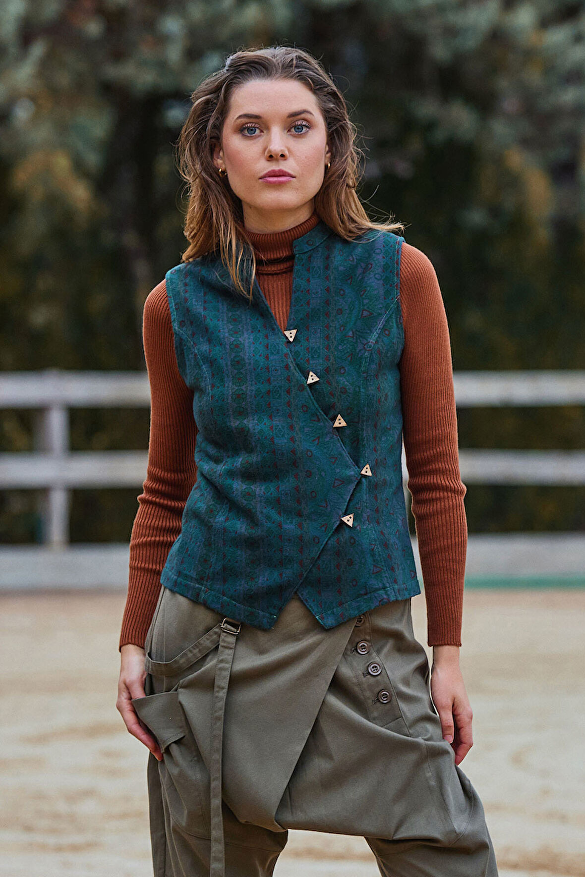 Hakim Yaka Çapraz Düğmeli Kolsuz Bluz