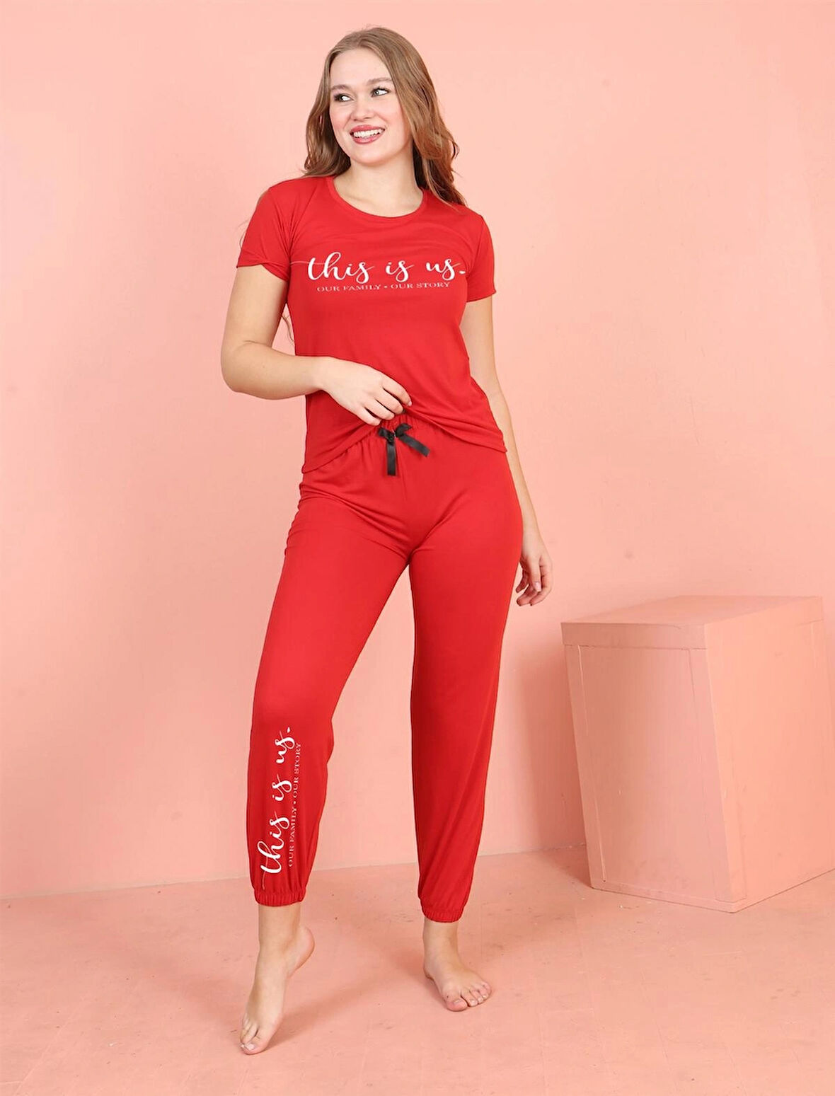 Kadın Kısa Kollu Yazı Baskılı Paçası Lastikli Fiyonk Detaylı Spor Pijama Takım