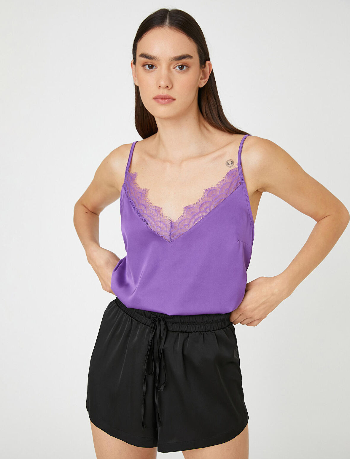 Saten Pijama Üstü Atlet İnce Askılı Dantelli