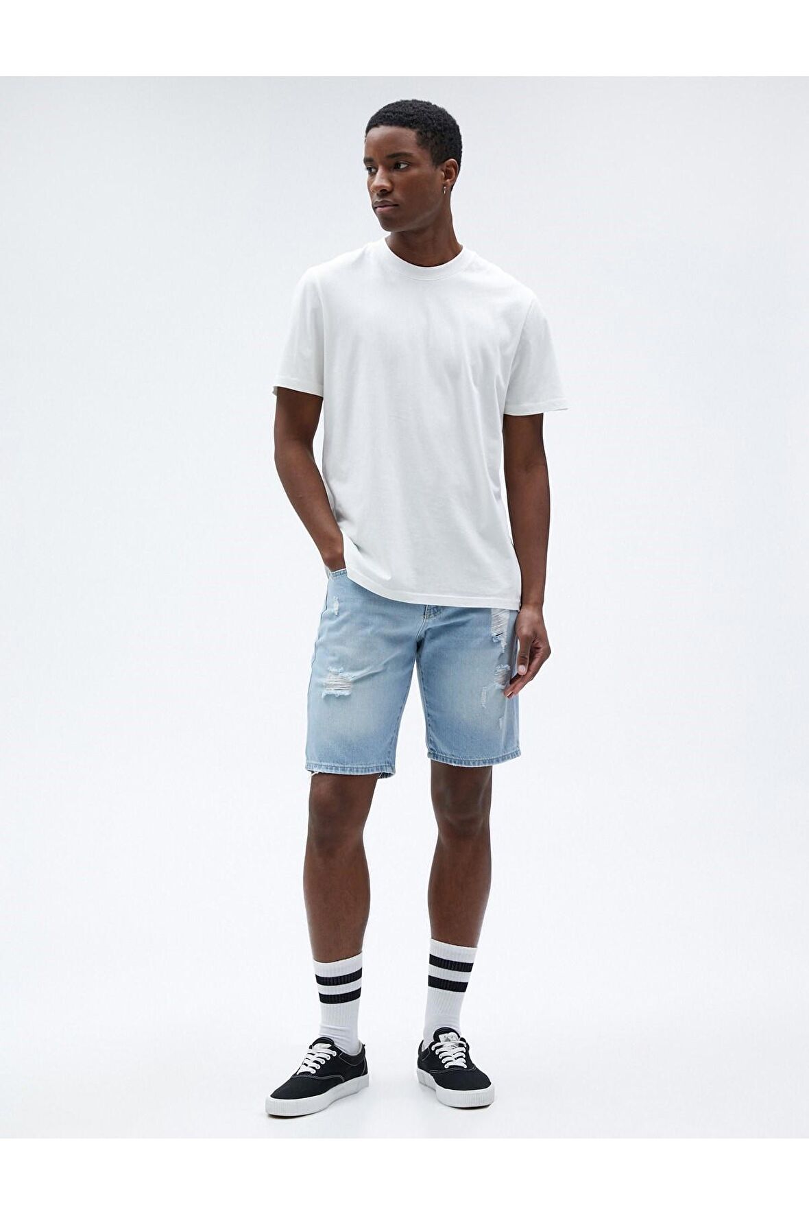 Yırtık Kot Şort Cep Detaylı Düğmeli