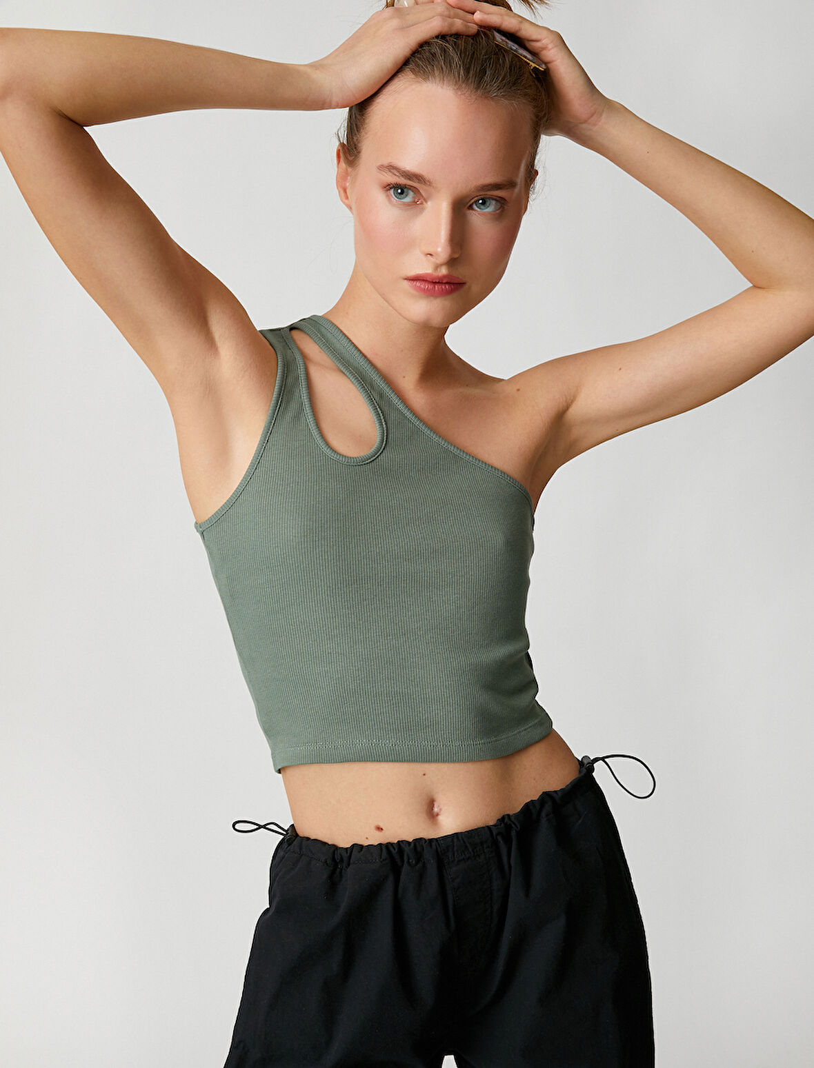 Crop Fitilli Atlet Tek Omuz Pencere Detaylı