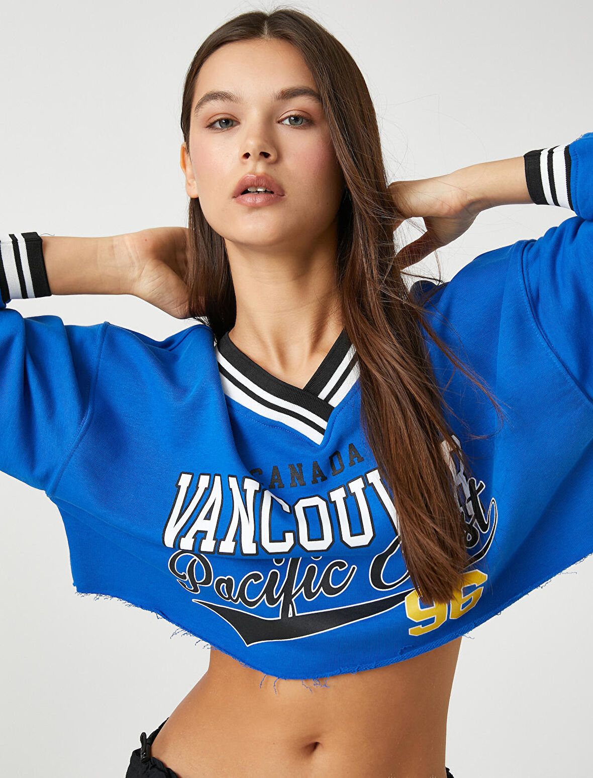 Crop Sweatshirt Kolej Baskılı V Yaka Uzun Kollu