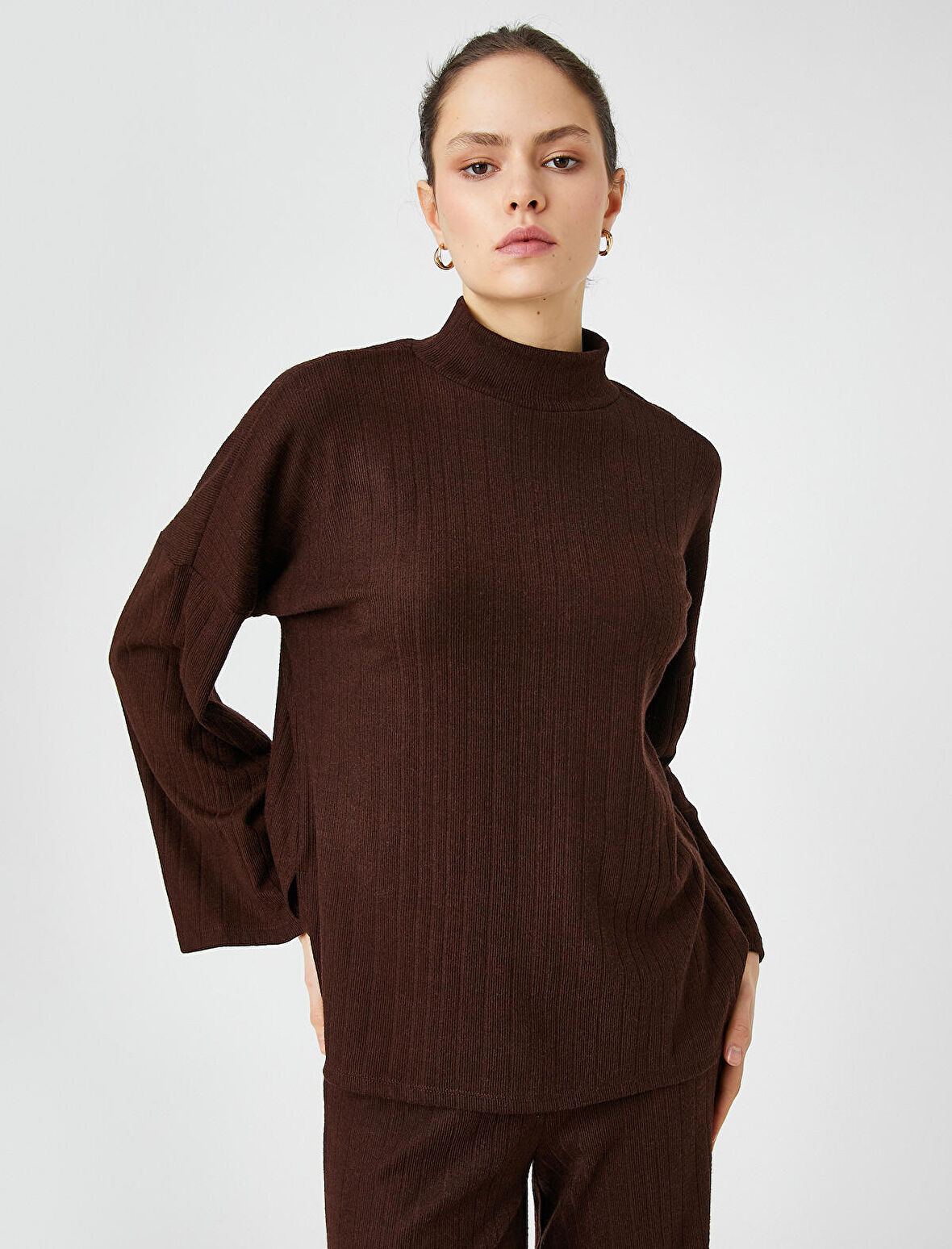 Şahika Ercümen X Koton - Yarım Balıkçı Yaka Yandan Yırtmaçlı Uzun Kollu Tişört