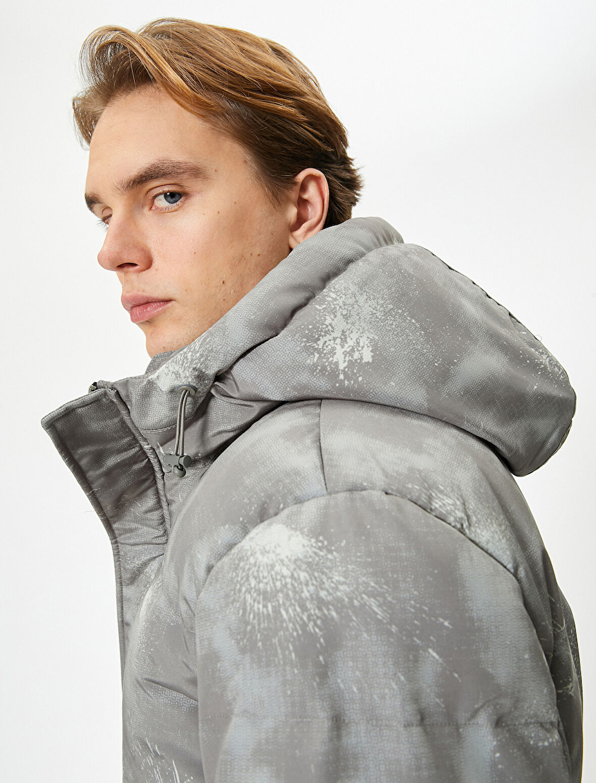 Şişme Mont Kapşonlu Cep Detaylı Fermuarlı Soyut Baskılı