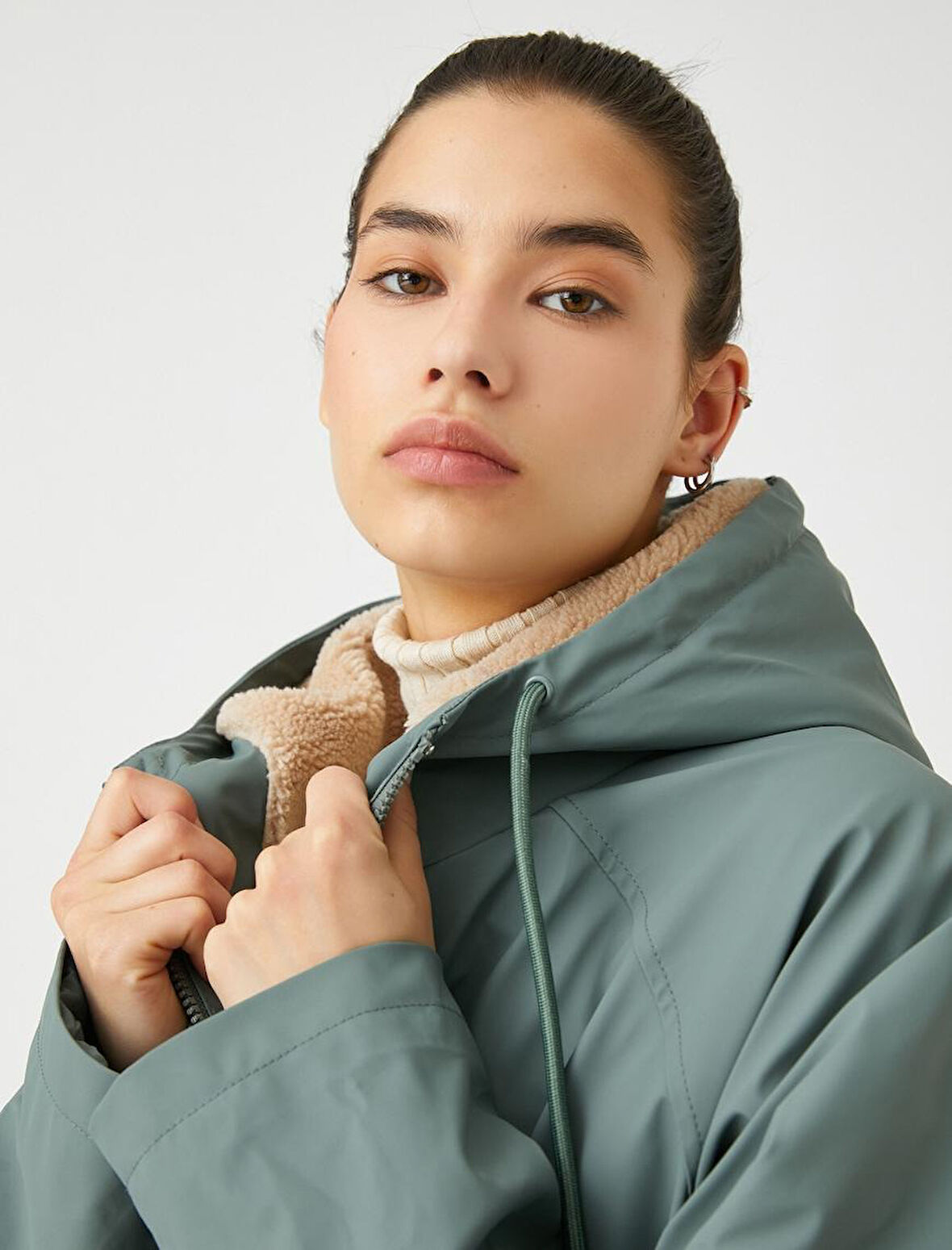 Anorak Mont Kapüşonlu Fermuarlı Cepli Peluş Detaylı