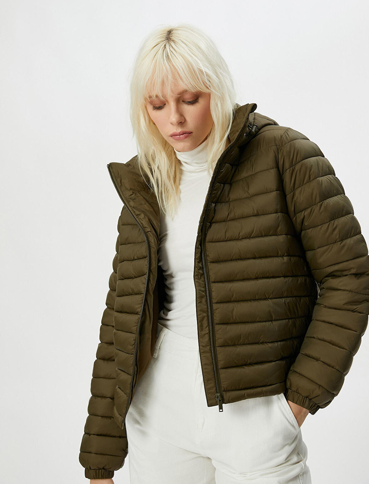 Kısa Şişme Mont Kapüşonlu Fermuarlı Kolları Lastikli